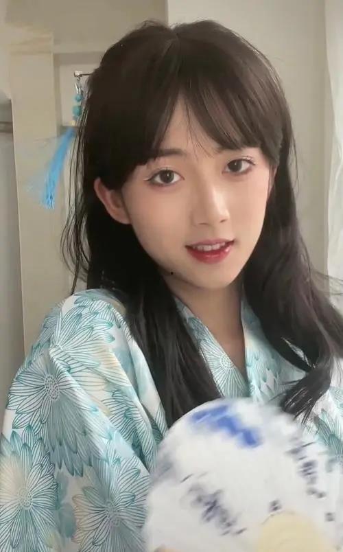 网红吃瓜男扮女装视频,网友热议性别界限与网络现象 第2张 网红吃瓜男扮女装视频,网友热议性别界限与网络现象 第2张